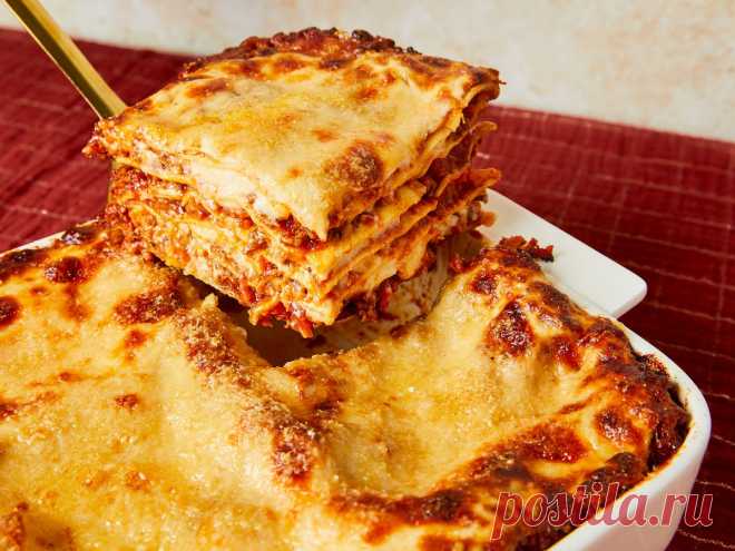 Klassische italienische Lasagne | Rezept | Kitchen Stories Unser original italienisches Lasagne Rezept zeigt dir alles, um den Klassiker ganz einfach selbst zuzubereiten. Mit hausgemachter Bolognese und Béchamel.