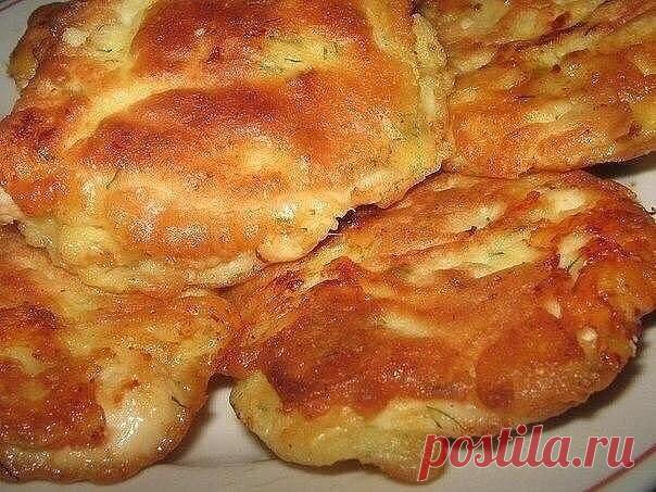 Куриные отбивные с сыром 

Ингредиенты:

● 1 крупная куриная грудка
● 150 гр твердого сыра
● 2 яйца
● 2 ст. л. майонеза
● 2 ст. л. муки
● хмели-сунели
● соль
● перец
● укроп

Приготовление:

Вечный вопрос - как приготовить куриную грудку чтоб и вкусно было и главное сочно!!! Предлагаю проверенный мной неоднократно рецепт ну очень сочных куриных отбивных. Филе порезать на порции и отбить.Посолить и приправить. Приготовить кляр - в яйца добавить майонез, соль, специи, укроп ...