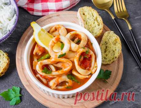 Кальмары в простом томатном соусе на Вкусном Блоге Принесла вам рецепт быстрого вкусного ужина буднего дня. Ставим варить рис или макароны и тем временем быстренько готовим кальмары с томатным соусом 🙂 Если купить хорошие помидоры – проблема (а зимой это обычное дело), то можно заменить свежие помидоры на томаты в собственном соку – это даже ускорит процесс приготовления…