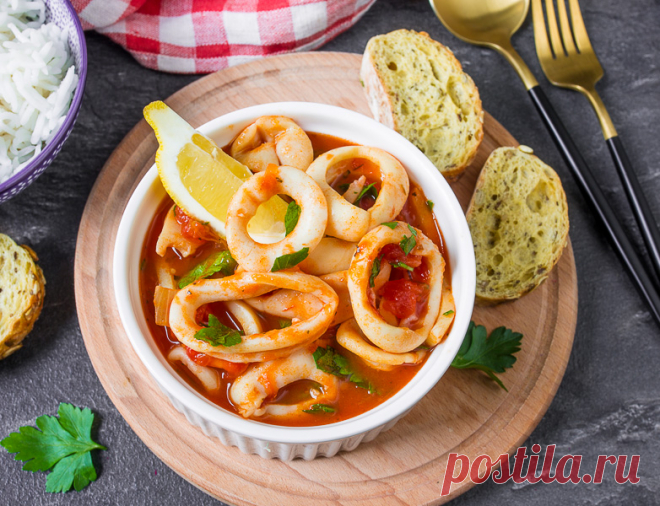 Кальмары в простом томатном соусе на Вкусном Блоге Принесла вам рецепт быстрого вкусного ужина буднего дня. Ставим варить рис или макароны и тем временем быстренько готовим кальмары с томатным соусом 🙂 Если купить хорошие помидоры – проблема (а зимой это обычное дело), то можно заменить свежие помидоры на томаты в собственном соку – это даже ускорит процесс приготовления…