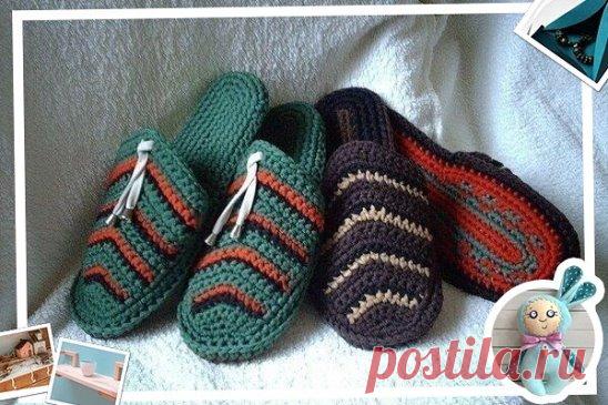Вяжем тапочки крючком
Решила и я похвастаться своим рукоделием. Мои тапочки - шлёпанцы, я лично люблю такие тапочки, за то, что они легко снимаются и одеваются Честно говоря даже не знаю давать ли МК, думаю для тех кто вяжет, и так все понятно,а кто не умеет вязать, то после того как научится основным приёмам вязания, тоже разберется. И так, я дам только описание, а если потребуется МК , то сделаем и его по (просьбам так сказать)
Размеры набора петель приблизительны, зависят от выбора ниток