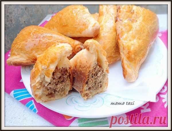 Пирожки из слоёного теста с отварным мясом.. Рецепт c фото, мы подскажем, как приготовить!