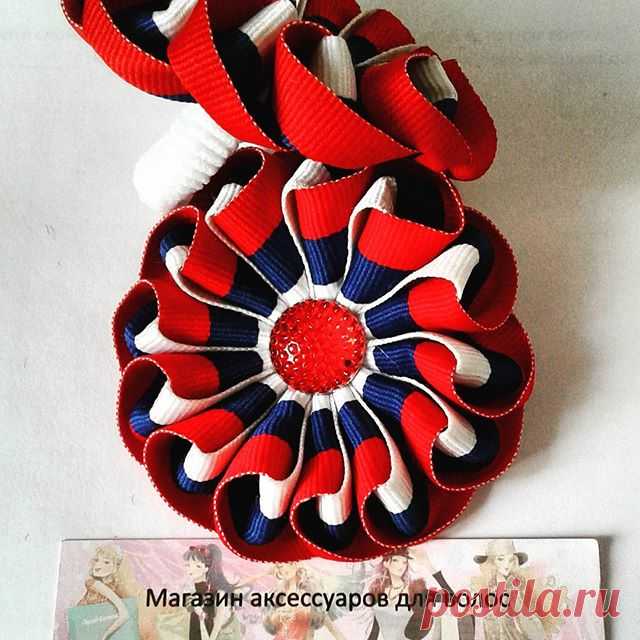 Цена 650 руб. #Бантики - #триколор для девочки - патриотки. #Банты #Ободки #Заколки #Резинки #Повязки #Чертановская #Парадбантов  #Аэробусвмоскве