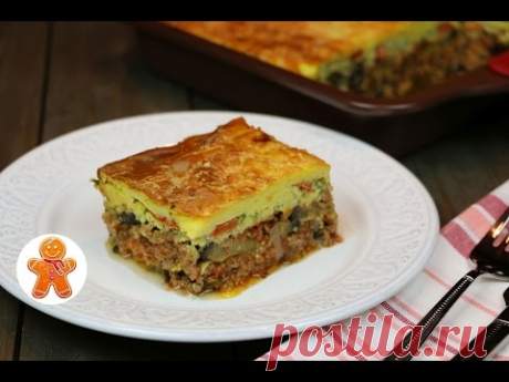 Мусака по-гречески
3-4 баклажана
3-4 помидора
300 г мясного фарша
1 луковица
2 зубчика чеснока
100 г тертого сыра
2-3 ст. ложки тертых сухарей
пучок петрушки
100 мл белого вина
25 г муки
25 г сливочного масла
250 мл молока
2 яйца
соль
черный молотый перец
красный молотый жгучий перец
орегано