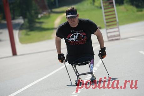 В России депутата без ног заставили выйти из машины из-за претензии на парковке. В Уфе сотрудники парковки аэропорта заставили башкирского депутата и четырехкратный чемпиона зимних Паралимпийских игр Ирека Зарипова, лишившегося обеих ног, выйти из машины из-за несработавшей карты на выезд. По словам парламентария, от него потребовали протереть номер, который при этом был чистым.