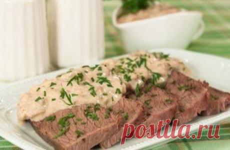 Говядина, запеченная в рукаве, с грибным соусом. 
Ингредиенты: Говядина - 1 кг. Растительное масло - 50 мл. Горчица - 3 ч.л. Сушеных трав (орегано, майоран, базилик и т.д.) - 2 ч.л. 
Сок половины лимона. Душистый перец - 5 горошин. Соль. Грибной соус: Грибы - 300 г. Сушеные белые грибы - 20 г. Сливок 10-15% - 500 мл. Лук - 150 г. Мука - 2 ст.л. Растительное масло. Перец. Соль. Способ приготовления