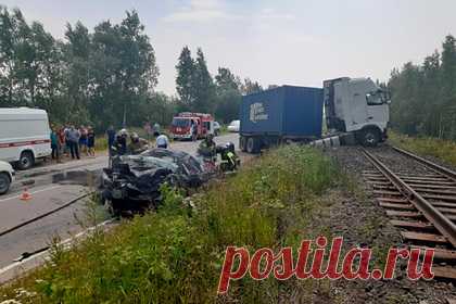 Четыре человека погибли в ДТП с грузовиком на российской трассе. Недалеко от города Амурск в Хабаровском крае грузовой автомобиль столкнулся лоб в лоб с легковушкой «Тойота». В результате ДТП выжил только водитель грузовика. Его на месте осмотрели врачи скорой помощи и направили на дообследование в больницу. Во второй машине находились четыре человека.