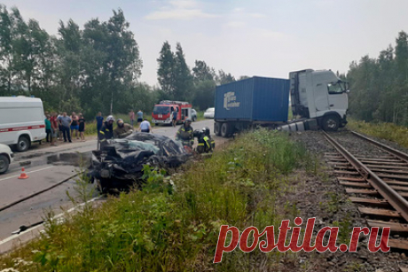 Четыре человека погибли в ДТП с грузовиком на российской трассе. Недалеко от города Амурск в Хабаровском крае грузовой автомобиль столкнулся лоб в лоб с легковушкой «Тойота». В результате ДТП выжил только водитель грузовика. Его на месте осмотрели врачи скорой помощи и направили на дообследование в больницу. Во второй машине находились четыре человека.