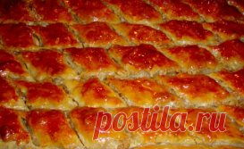 Пахлава армянская
Ингредиенты
для теста:
Мука пшеничная — 2 ст.
Масло сливочное — 50 г
Дрожжи — 20 г
Яйцо куриное — 1 шт.
Вода — ½ ст.
для начинки:
Орехи грецкие — 250 г
Сахар — 1 ст.
Мед — 100–120 г
Яйцо куриное — 1 шт.
Корица
Кардамон
Приготовление:
1. Сливочное масло растапливаем на маленьком огне.
2. Яйцо взбиваем со растопленным маслом, добавляем разведенные в теплой воде дрожжи, муку, замешиваем тесто и оставляем его «подходить» на 1,5–2 часа.
3. За это время готовим начинку. Грецки
