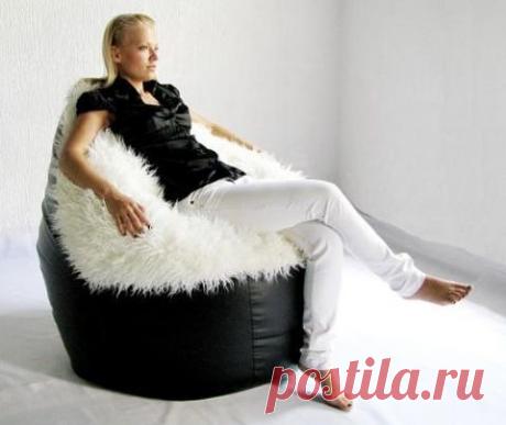 Шьем удобное кресло-мешок

Конструкция: кресло мешок состоит из двух чехлов: внутреннего чехла, наполненного гранулами полистирола (пенопластовыми шариками) и внешнего из более прочного и стойкого к истиранию материала. 
 
Для шитья нам потребуются: 
 
- швейная машинка; 
 
- миллиметровая бумага; 
 
- 3 метра плотной ткани (для внешнего чехла); 
 
- 3 метра ткани (для внутреннего чехла); 
 
- 2 молнии: 100 см для внешнего чехла и 40 см для внутреннего; 
 
- прочные синтет...