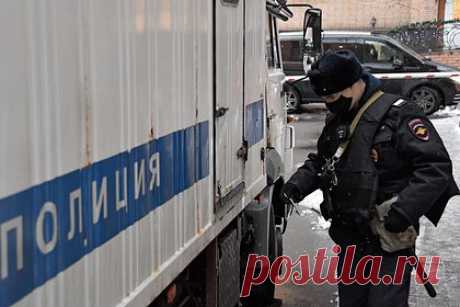 Россиянка вместе с 20-летним знакомым расправилась с супругом. В Республике Дагестан задержали 32-летнюю жительницу Хасавюрта, заподозренную в расправе над супругом. После обнаружения тела 37-летнего бизнесмена под подозрение попала его супруга. При расследовании выяснилось, что она учинила расправу над мужем вместе с 20-летним знакомым, которого также задержали.