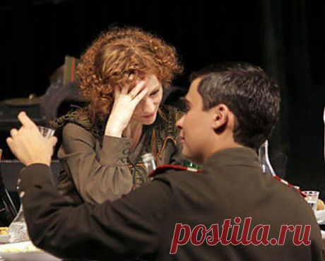 Mon amour, mon ami. 
Век двадцатый по Киеву тяжко ступал,
Девятнадцатый год на пороге.
Приближался Петлюра, а гетман сбежал,
Не дождавшись от немцев подмоги.
А за окнами гром иль раскаты войны,
По Крещатику лошади скачут.
На Майдане пожарища всплохи видны –
Снова склады горят – не иначе...