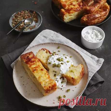 ​Сырная запеканка с кабачком Ингредиенты:Средний кабачок &mdash; 1 шт.&nbsp;Сулугуни &mdash; 400 г&nbsp;Яйцо С0 &mdash; 1 шт.&nbsp;Соль &mdash; 0,5 ч. л.Специи &mdash; 1 ч. л.&nbsp;Молоко &mdash; 200 мл
Мука &mdash; 160 г&nbsp;Разрыхлитель &mdash; 1 ч. л.Приготовление:1. Кабачок натереть на крупной тёрке и отжать...