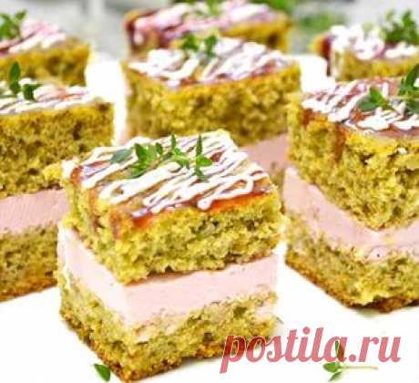 Бисквит с куриной печенью и клюквенным муссом.