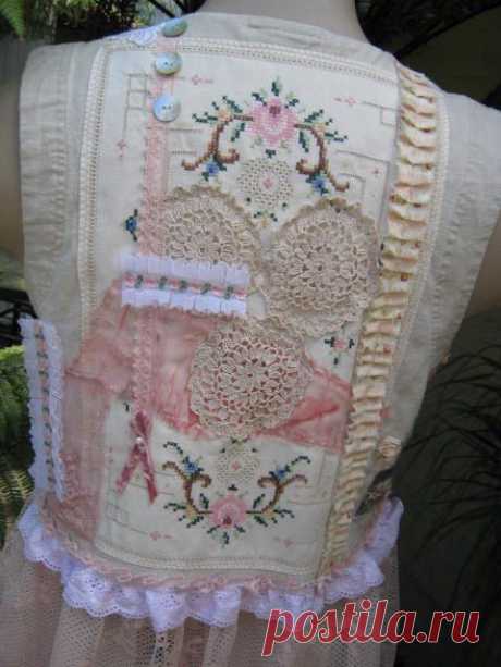 Pretty linen and lacey vest.. VINTAGE KITTY.. one of a kind.. ecru, pink, roses…