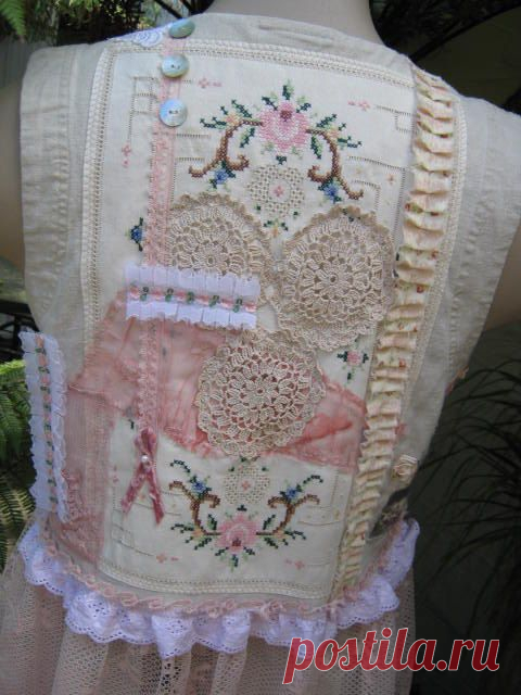 Pretty linen and lacey vest.. VINTAGE KITTY.. one of a kind.. ecru, pink, roses…