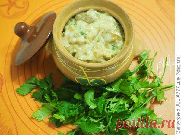 Под белыми грибами - курицы кусочки. Положим это всё в волшебные горшочки - пошаговый рецепт приготовления с фото