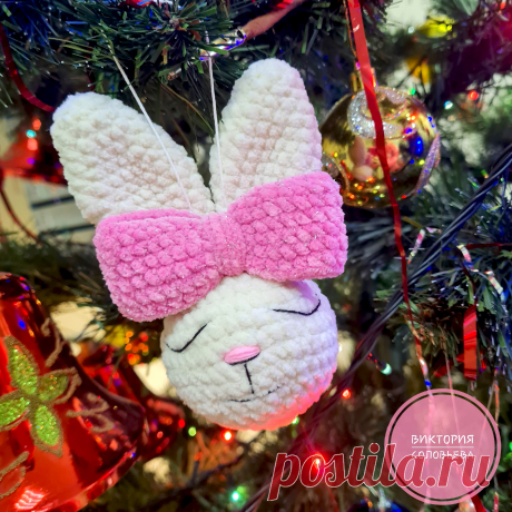PDF Новогодний шар Зайка крючком. FREE crochet pattern; Аmigurumi toy patterns. Амигуруми схемы и описания на русском. Вязаные игрушки и поделки своими руками #amimore - заяц, маленький зайчик из плюшевой пряжи, елочное украшение в виде зайки, плюшевая игрушка на ёлку, ёлочные шары, Новый год.