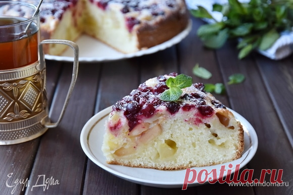 Пышная шарлотка на кефире с яблоками и клюквой