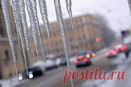 В российском городе гигантская сосулька поглотила флаг РФ. В Ярославле огромная сосулька поглотила флаг РФ. Внимание на ситуацию в российском городе обратило издание «Подъем». Гигантскую наледь заметили на здании детского сада №104. Сосульку, протянувшуюся на два этажа, с государственным флагом внутри заметили на здании детского сада №104 на улице Здоровья.