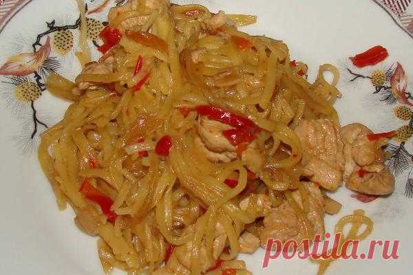 Яичная лапша с курицей и овощами / Простые рецепты