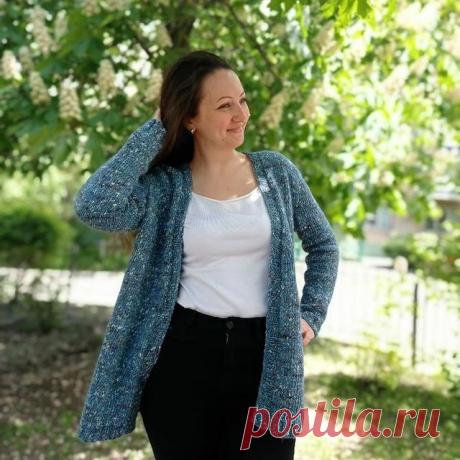 Кардиган - вещь на каждый день, максимально универсальная💣😍. А кардиган ручной работы, связанный из пряжи высокого качества становится ещё и любимой вещью, которую не хочется снимать.
.
Снова спасибо @italyyarn за эту прекрасную ниточку Paella😍, полотно очень интересное, такое просто так не встретишь. А если встретишь, то эта необычная твидовая фактура выдаёт происхождение и ценность связанной вещи.
.
Короче, накинула и пошла выделяться из толпы💎😀.
.
Описание надо?