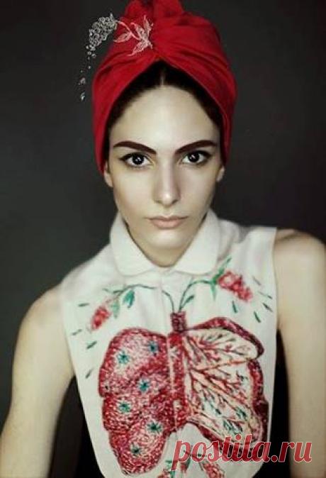 В одном я — настоящая женщина: я всех и каждого сужу по себе, каждому влагаю в уста свои речи, в грудь — свои чувства. Поэтому все у меня в первую минуту добры, великодушны, щедры, бессонны и безумны.
Марина Цветаева