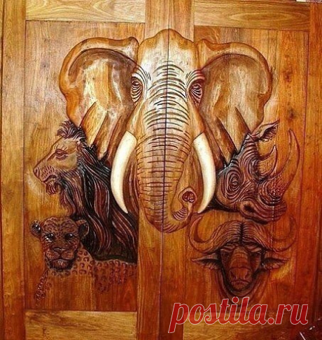 Деревянные резные двери..