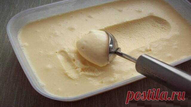 Что может быть вкуснее домашнего мороженого? Его любят и взрослые, и дети. Сегодня предлагаем вам 4 варианта приготовления этого лакомства. А еще предлагаем 2 рецепта приготовления пломбира, по старой проверенной технологии. 1. Первый базовый рецепт Ингредиенты: 3 яйца 70 гр. сахара (можно меньше) 300 мл. 30% сливок Приготовление: Отделите белки от желтков. В отдельной емкости взбейте белки с щепоткой соли. Отдельно взбейте желтки с сахаром. Отдельно взбейте сливки. Смешай...