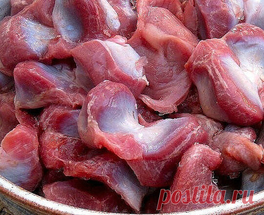7 рецептов приготовления вкуснейших куриных желудков. Очень дешево и очень вкусно!!!

РЕЦЕПТ ПЕРВЫЙ: КУРИНЫЕ ЖЕЛУДКИ ПО-БЫСТРОМУ
Понадобится: 500г куриных желудков, 2 луковицы, 3 ст.л. растительного масла, ½ ч.л. соды, специи по вкусу, соль.
Промыть и обсушить пупочки. Мелко нарезать лук, выложить его в казан с разогретым маслом, жарить до зарумянивания. Добавить к луку желудки, обжарить до выделения сока, всыпать соду (соду добавляют при готовке жилистого, сухого мяса, же...