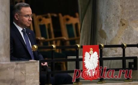 Президент Польши наложил вето на закон за «грубое нарушение Конституции». Новое правительство Польши уволило руководителей госСМИ, которых обвинили в симпатиях к прежним властям, так как по закону издания должны быть беспристрастны. Президент помешал правительству принять закон о финансировании медиа