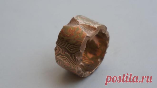 Медно-латунное кольцо по технологии мокумэ-ганэ Мокумэ-ганэ (текстурированный металл) — композиционный материал, составленный из разнородных и разноокрашенных металлов, образующих декоративный узор, часто похожий на фактуру древесины. Исторически техника мокумэ-ганэ использовалась в средневековой Японии для украшения оружия, прежде всего