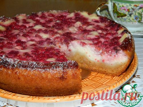 Пирог с творогом и малиной.