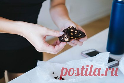 Выявлена связь между использованием соцсетей и расстройством пищевого поведения. Ученые из Института глобального здравоохранения Университетского колледжа Лондона выявили связь между использованием соцсетей и расстройством пищевого поведения — риск РПП увеличился на 17,7 процента. Особенно выраженная корреляция наблюдалась при высоком индексе массы тела (ИМТ) и у женщин.