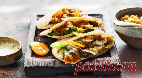 Лепешки с маринованной ягнятиной - ПУТЕШЕСТВУЙ ПО САЙТУ. Иногда хочется сделать что-то необычное на ужин, например, вместо обычного блюда в тарелке приготовить ужин в стиле фаст-фуда. Именно так «развлекаются» именитые шефы: готовят мясо по всем правилам, тщательно подбирая ингредиенты маринада, гарнира и соуса, а потом складывают все в лепешку, словно блюдо готовили где-нибудь в ларьке. ИНГРЕДИЕНТЫ 6 лепешек …