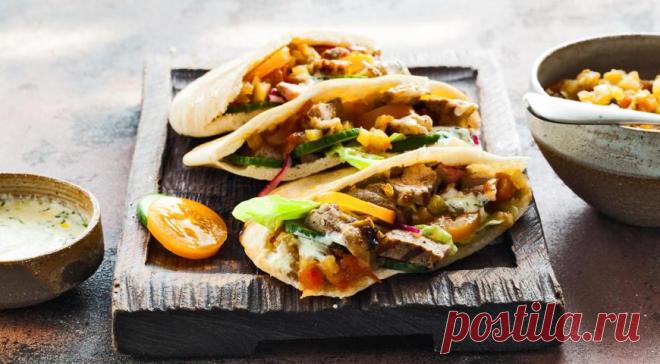 Лепешки с маринованной ягнятиной - ПУТЕШЕСТВУЙ ПО САЙТУ. Иногда хочется сделать что-то необычное на ужин, например, вместо обычного блюда в тарелке приготовить ужин в стиле фаст-фуда. Именно так «развлекаются» именитые шефы: готовят мясо по всем правилам, тщательно подбирая ингредиенты маринада, гарнира и соуса, а потом складывают все в лепешку, словно блюдо готовили где-нибудь в ларьке. ИНГРЕДИЕНТЫ 6 лепешек …