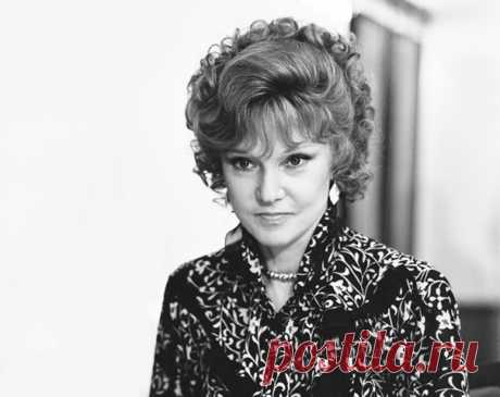 Пожалуйста, верьте в себя, любите, ничего не бойтесь, будьте свободными, рискуйте. Понимаете, жизнь такая штука, что вроде бы ты вот молодой, молодой, молодой, а потом бац — и конец. Оглядываешься и думаешь о том, как много всего не сделал, потому что боялся, стеснялся, струсил. Не надо ничего бояться. Рискуйте. Пусть даже вы ошибетесь. Это жизнь. И главное, конечно, любите друг друга. Всегда, каждую минуту. Любите. Людмила Гурченко. ↪
