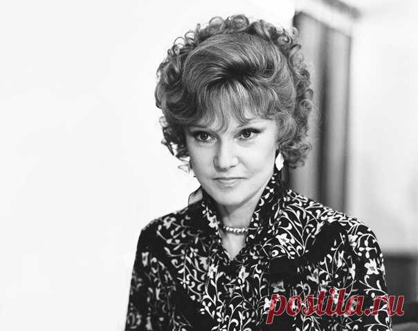 Пожалуйста, верьте в себя, любите, ничего не бойтесь, будьте свободными, рискуйте. Понимаете, жизнь такая штука, что вроде бы ты вот молодой, молодой, молодой, а потом бац — и конец. Оглядываешься и думаешь о том, как много всего не сделал, потому что боялся, стеснялся, струсил. Не надо ничего бояться. Рискуйте. Пусть даже вы ошибетесь. Это жизнь. И главное, конечно, любите друг друга. Всегда, каждую минуту. Любите. Людмила Гурченко. ↪