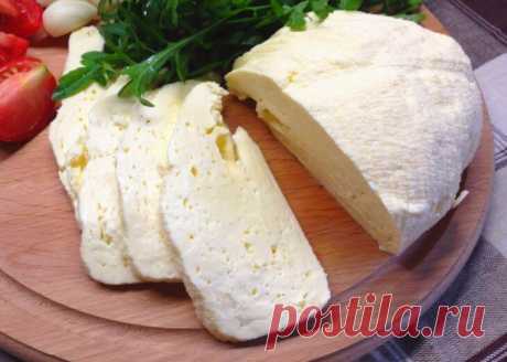Брынза в домашних условиях - способ, как из 2 литров молока получить 1 кг вкуснейшего сыра Сегодня предлагаю вашему вниманию способ, как сделать брынзу в домашних условиях. Встретила в сети и этот способ показался мне достойным внимания. Далее - от лица автора: Нам не понадобится ни закваски, ни ферменты...