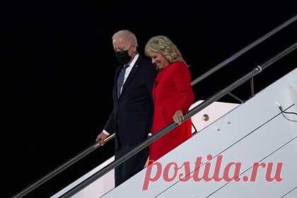 Байден предпочел назвать себя мужем своей жены вместо президента. Американский президент Джо Байден прибыл в Рим, чтобы поучаствовать в саммите «Большой двадцатки» (G20) (пройдет 30 — 31 октября) и провести несколько встреч. В пятницу политик встретился с папой Римским Франциском, тот принял лидера США в Ватикане на частной аудиенции.