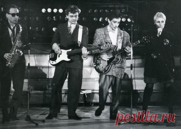 В настоящее время Жанна Агузарова успешно гастролирует с концертной программой «Королева рок-н-ролла», в которой исполняет золотые хиты гр. «Браво», шлягеры «Русского альбома» и новые песни – «Королева Сансета», «Прогулка», «Над тобою ярко горит звезда» и др.