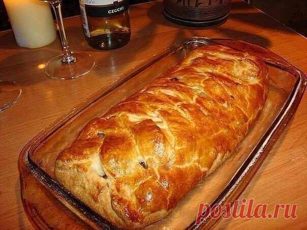 Мясной пирог с грибами
Ингредиенты:

Тесто слоённое дрожжевое
Фарш грамм 300-400.
Лук 2-3 шт.
Грибы шампиньоны.
Яйцо для глянца.
Сливки(если есть).
Соевый соус(гуда без него).

Приготовление:

1. Одну пластину теста раскатываем до очень тонкого состояния.
2. Жарим лук, фарш; добавляем сливки, перец, соевый соус, соль, хмели сунели и т.д.
3. Раскладываем тесто, как на картинке, 