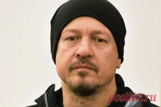 Алексей Белов: «В меня влетела тысяча солнц» - Мой путь к Богу Неожиданно в меня как будто влетела тысяча солнц. Я такого не ощущал никогда. Даже стоя перед стотысячной толпой. Когда я сидел после причастия на том бревне у храма, я почувствовал благодать, описать которую невозможно.