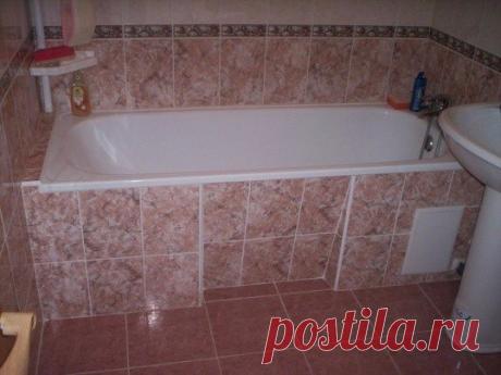 Как герметизировать ванную 

После ремонта в ванной комнате следует подумать о сохранении отделки стен, пола и сверкающей сантехники. Чтобы вода не затекала за края и не приводила к ненужной сырости, следует провести герметизацию щелей между стеной и ванной. 

Вам понадобится 
- силиконовый герметик; 
- строительный пистолет; 
- растворитель; 
- самоклеющийся шнур; 
- жидкие гвозди; 
- галтель; 
- перчатки; 
- ножницы; 
- нож или шпатель; 
- кисть. 
Инструкция 
1Подготовьт...