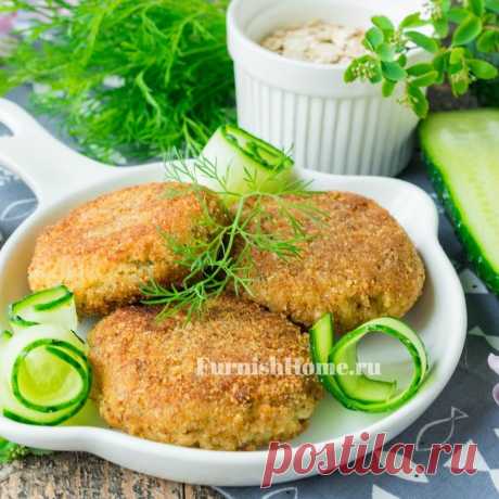 Рыбные котлеты Вкусные рыбные котлеты можно приготовить даже из недорогой белой рыбы. Для рецепта подойдет филе хека, минтая, палтуса или пеленгаса. Помимо репчатого лука и куриного яйца, в рыбный фарш мы добавим овсяные хлопья.