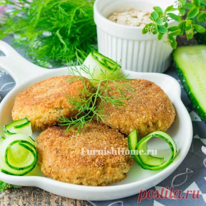 Рыбные котлеты Вкусные рыбные котлеты можно приготовить даже из недорогой белой рыбы. Для рецепта подойдет филе хека, минтая, палтуса или пеленгаса. Помимо репчатого лука и куриного яйца, в рыбный фарш мы добавим овсяные хлопья.