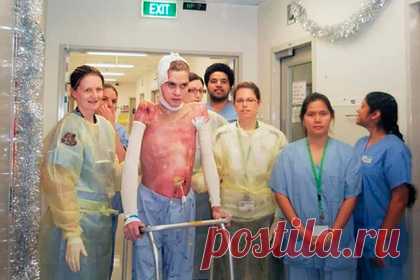 Мужчина умер и воскрес после двух ударов током в 120 тысяч вольт. Житель Новой Зеландии Трой Холл рассказал о смерти и воскрешении после двух ударов током в 120 тысяч вольт 10 лет назад. Мужчина собирал урожай авокадо после дождя, а над деревом тянулись линии электропередач. Первый удар током пришелся ему в голову, а второй — в грудь. Холл считает, что второй удар воскресил его.