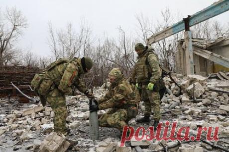 Росгвардия нашла в ДНР замаскированные схроны украинских военных. Военнослужащие Росгвардии обнаружили замаскированные схроны украинских военных в трех районах Донецкой Народной Республики (ДНР), оттуда изъято большое количество боеприпасов. Из тайников вывезено и уничтожено большое количество боеприпасов и взрывчатых веществ. Среди обнаруженного арсенала имелись натовские образцы.