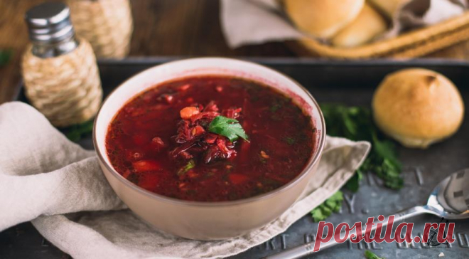 ПОСТНЫЙ БОРЩ
Вымойте свеклу, картофель и морковь щеткой, по отдельности заверните в фольгу. Разогрейте духовку до 200 °С и запеките овощи до мягкости, примерно 50 мин.

2
Обдайте готовые овощи холодной водой, остудите и очистите. Свеклу натрите на крупной терке, морковь нарежьте мелкими кубиками, картофель – крупными дольками.

3
Откиньте фасоль на сито, промойте холодной водой. Нашинкуйте капусту довольно тонко, затем нарежьте поперек кусочками длиной 2 см.
4
Раздавите, о...