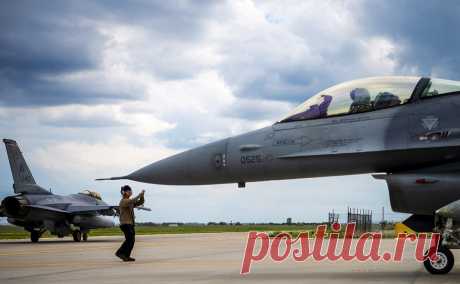 Румыния решила оплатить обучение украинских пилотов на F-16. Минобороны Румынии распорядилось выделить из бюджета деньги на обучение украинцев пилотированию F-16 на базе Фетешти, пишет Profit.ro. Минобороны России обещало уничтожить за несколько недель все поставленные Киеву истребители